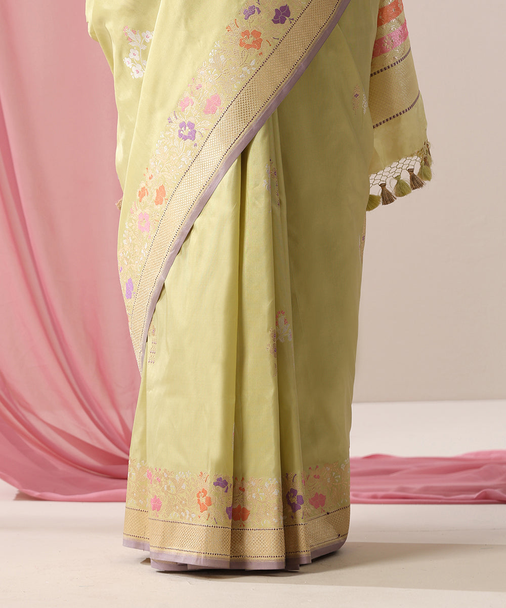 Handloom_Light_Green_Pure_Katan_Silk_Banarasi_Saree_With_Floral_Meenakari_Border_And_Lilac_Selvedge_WeaverStory_04