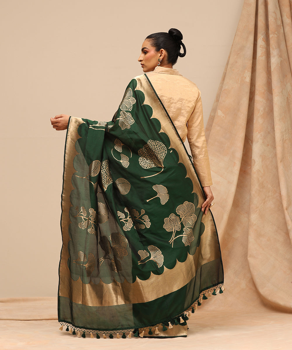Bottle_Green_Handloom_Pure_Katan_Silk_Banarasi_Saree_With_Abstract_Motifs_And_Scalloped_Border_WeaverStory_03