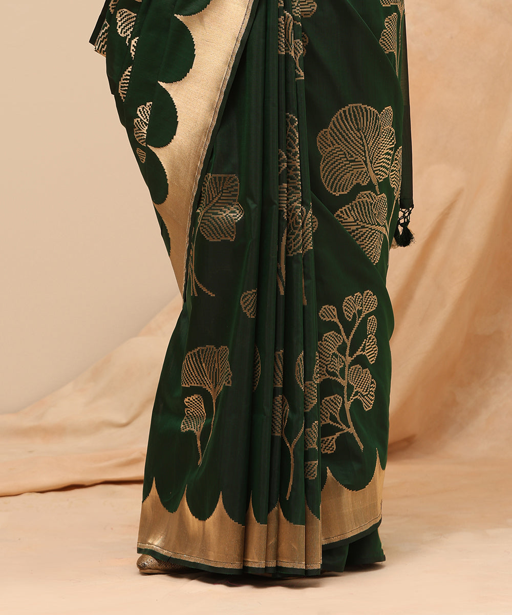 Bottle_Green_Handloom_Pure_Katan_Silk_Banarasi_Saree_With_Abstract_Motifs_And_Scalloped_Border_WeaverStory_04