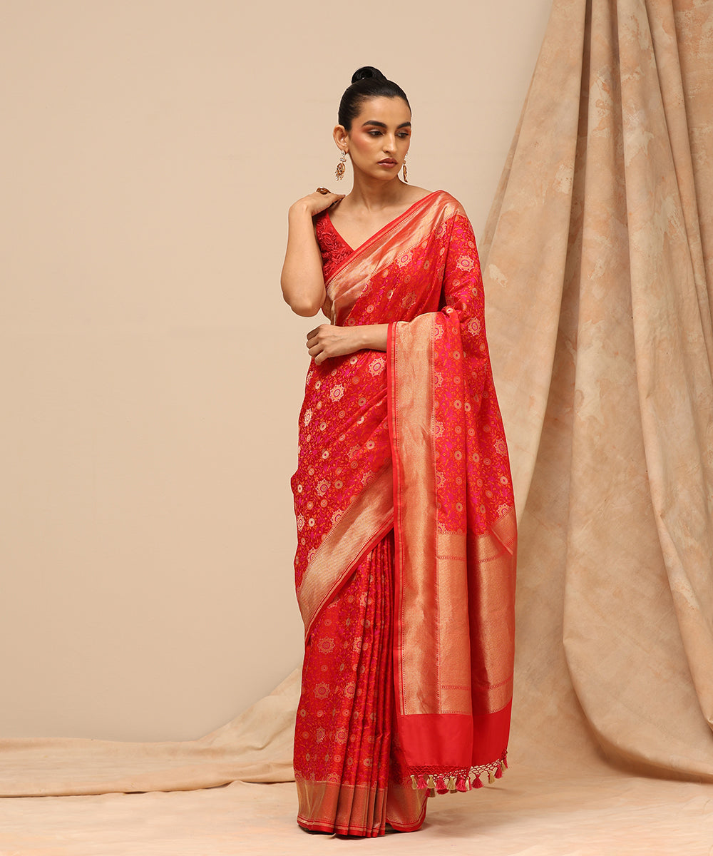Red_And_Pink_Dual_Tone_Handloom_Pure_Satin_Silk_Tanchoi_Banarasi_Saree_With_All_Over_Zari_Motifs_WeaverStory_02