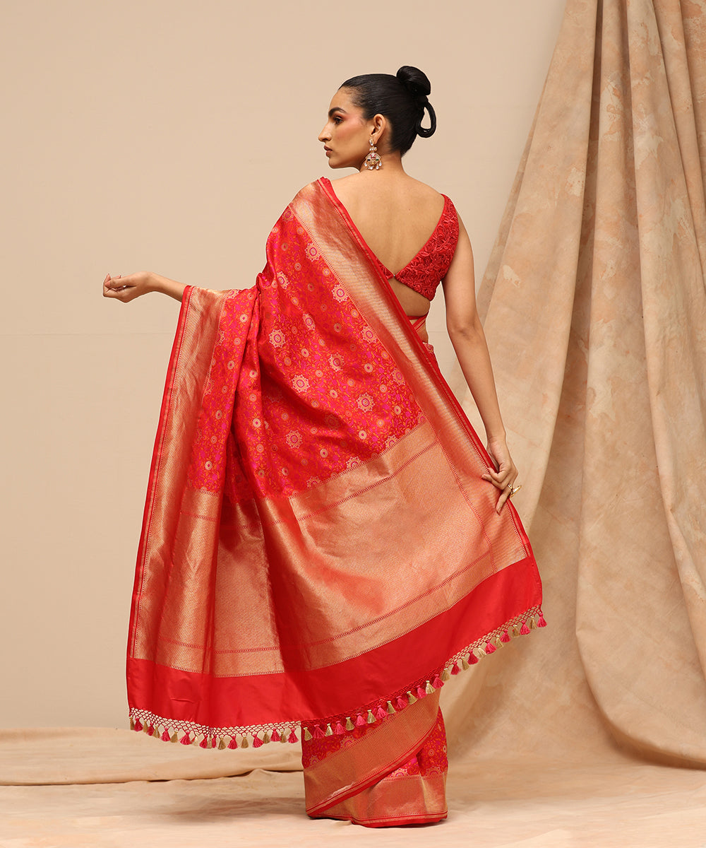 Red_And_Pink_Dual_Tone_Handloom_Pure_Satin_Silk_Tanchoi_Banarasi_Saree_With_All_Over_Zari_Motifs_WeaverStory_03
