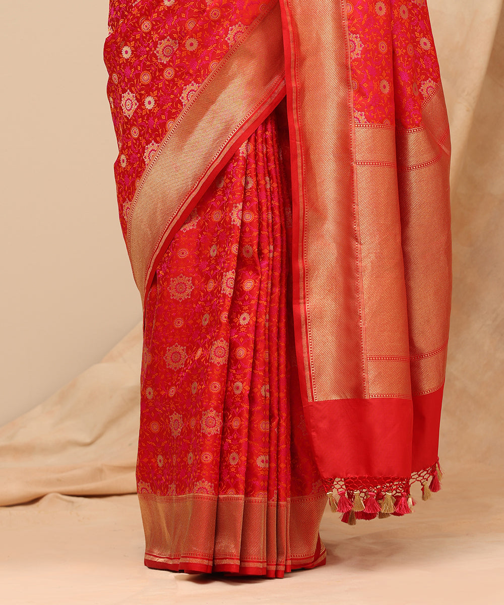 Red_And_Pink_Dual_Tone_Handloom_Pure_Satin_Silk_Tanchoi_Banarasi_Saree_With_All_Over_Zari_Motifs_WeaverStory_04