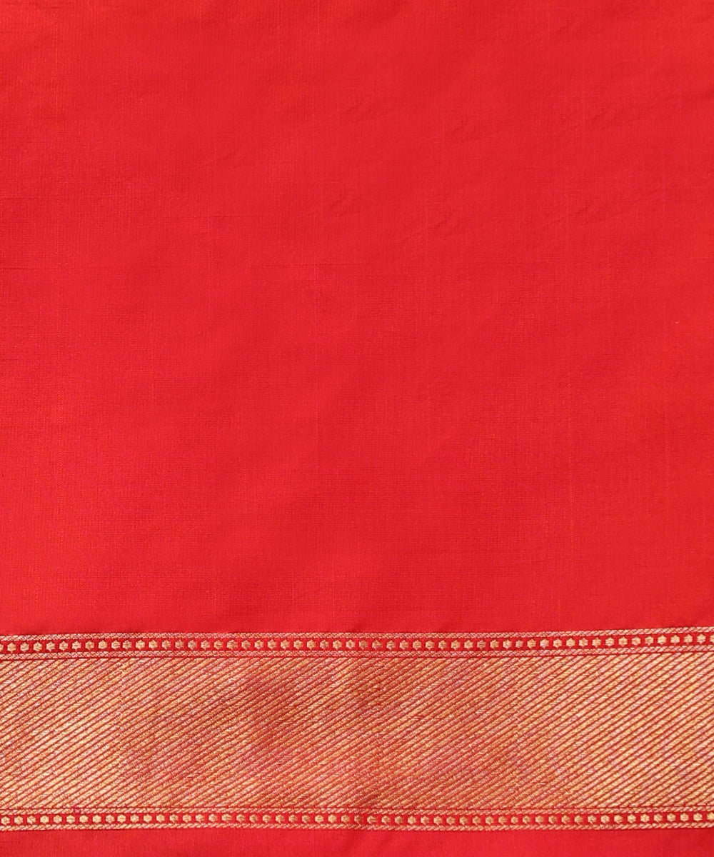 Red_And_Pink_Dual_Tone_Handloom_Pure_Satin_Silk_Tanchoi_Banarasi_Saree_With_All_Over_Zari_Motifs_WeaverStory_05