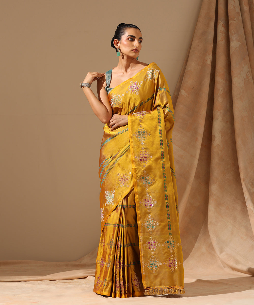 Mustard_Handloom_Pure_Satin_Silk_Tanchoi_Banarasi_Saree_With_Stripes_And_Contemporary_Motifs_On_Border_WeaverStory_02