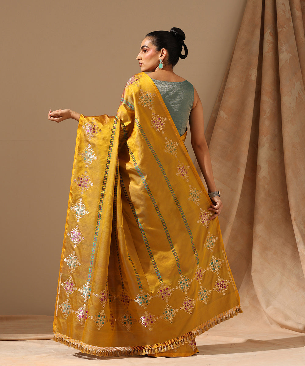 Mustard_Handloom_Pure_Satin_Silk_Tanchoi_Banarasi_Saree_With_Stripes_And_Contemporary_Motifs_On_Border_WeaverStory_03