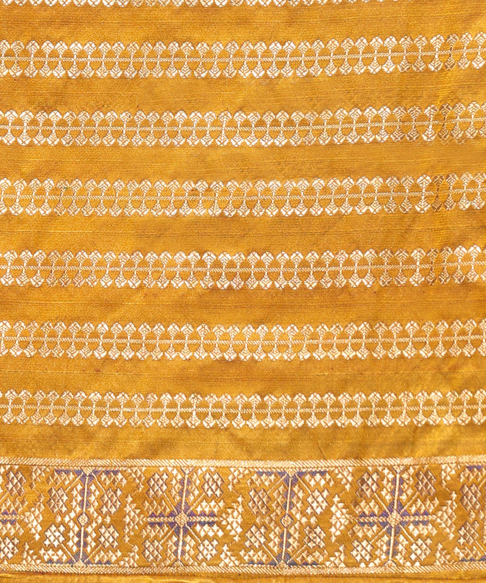 Mustard_Handloom_Pure_Satin_Silk_Tanchoi_Banarasi_Saree_With_Stripes_And_Contemporary_Motifs_On_Border_WeaverStory_05