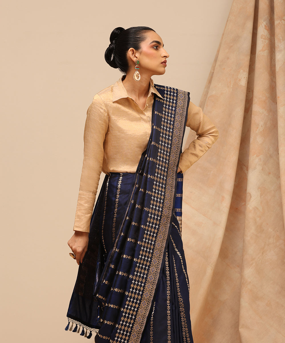 Navy_Blue_Handloom_Pure_Satin_Silk_Tanchoi_Banarasi_Saree_With_Kadhwa_Zari_Motifs_WeaverStory_01