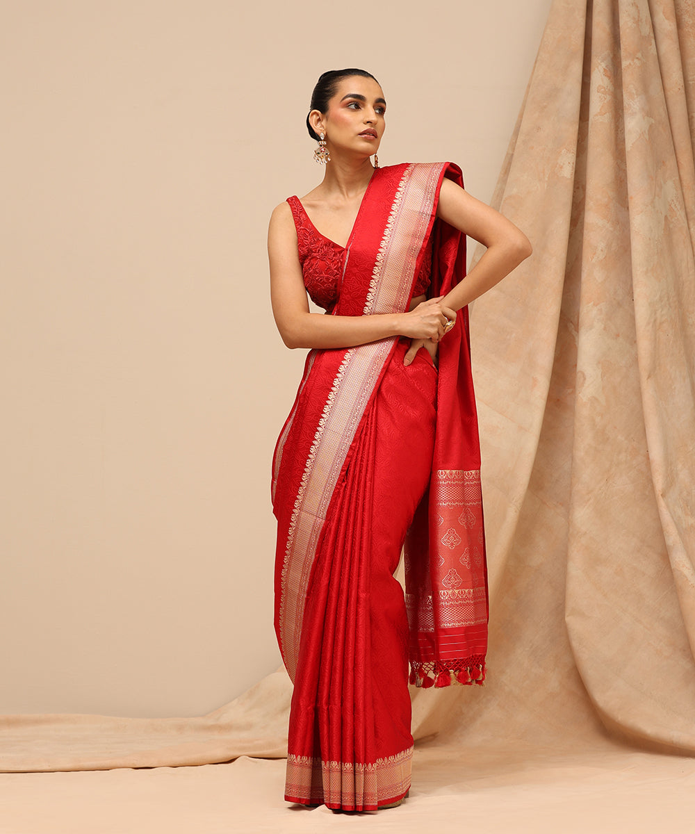 Red_Handloom_Pure_Satin_Silk_Tanchoi_Banarasi_Saree_With_Gold_Zari_Border_WeaverStory_02