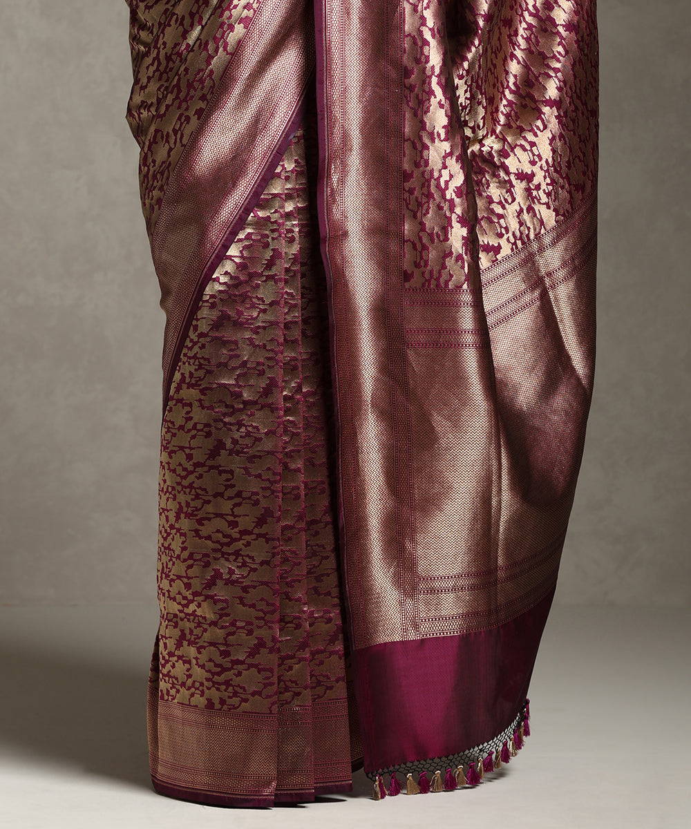 Handloom_Purple_And_Gold_Pure_Katan_Silk_Kimkhab_Banarasi_Saree_With_Abstract_Design_WeaverStory_04