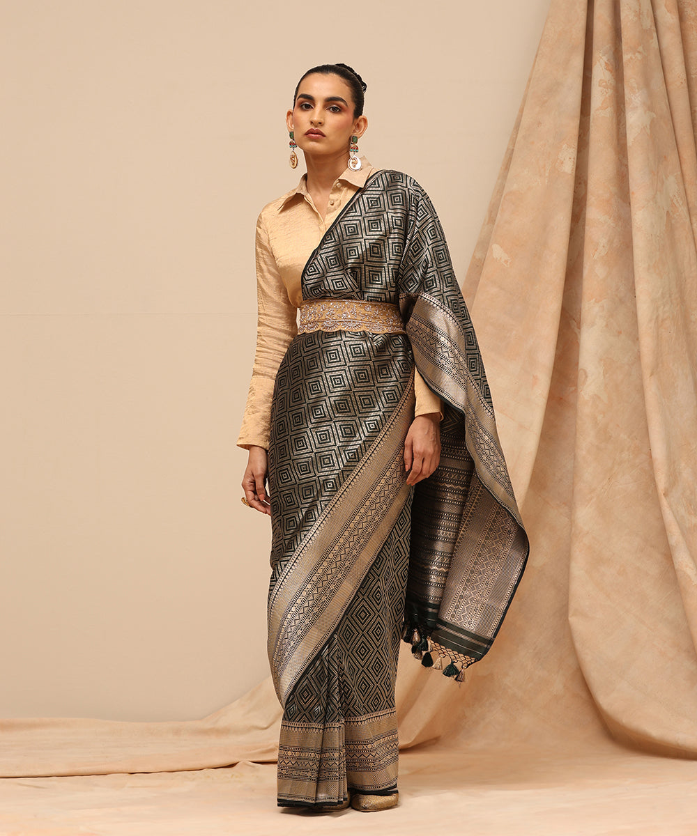 Green_And_Gold_Pure_Katan_Silk_Handloom_Banarasi_Zari_Tanchoi_Saree_With_Contemporary_Design_And_Gold_Zari_Border_WeaverStory_02