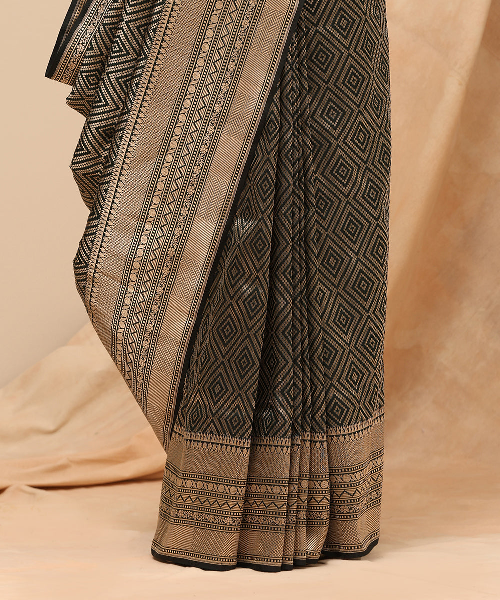 Green_And_Gold_Pure_Katan_Silk_Handloom_Banarasi_Zari_Tanchoi_Saree_With_Contemporary_Design_And_Gold_Zari_Border_WeaverStory_04