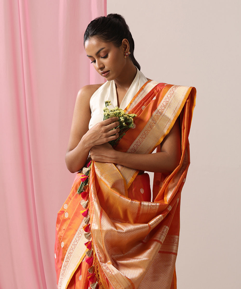 Handloom_Peach_And_Yellow_Dual_Tone_Pure_Katan_Silk_Banarasi_Saree_With_Asharfi_Booti_WeaverStory_01