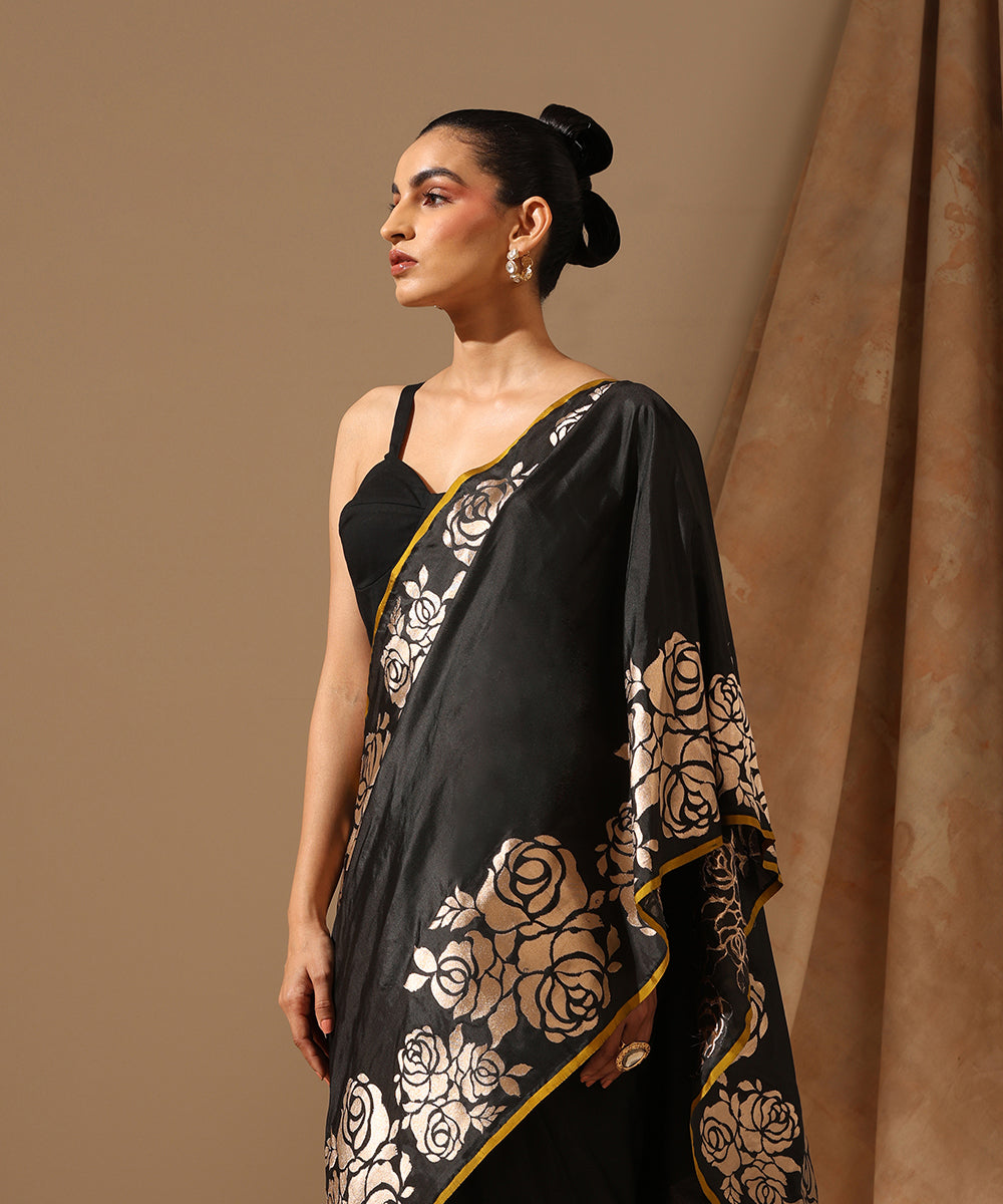 Handloom_Black_Pure_Katan_Silk_Kadhwa_Banarasi_Saree_With_Roses_On_The_Border_WeaverStory_01