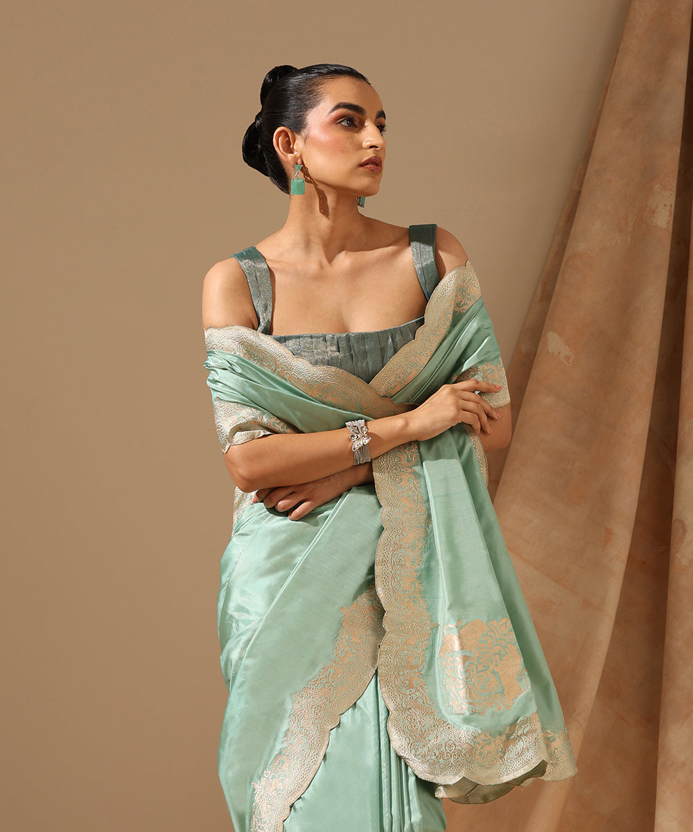Handloom_Powder_Blue_Pure_Katan_Silk_Banarasi_Saree_With_Scalloped_Shikargah_Border_WeaverStory_01
