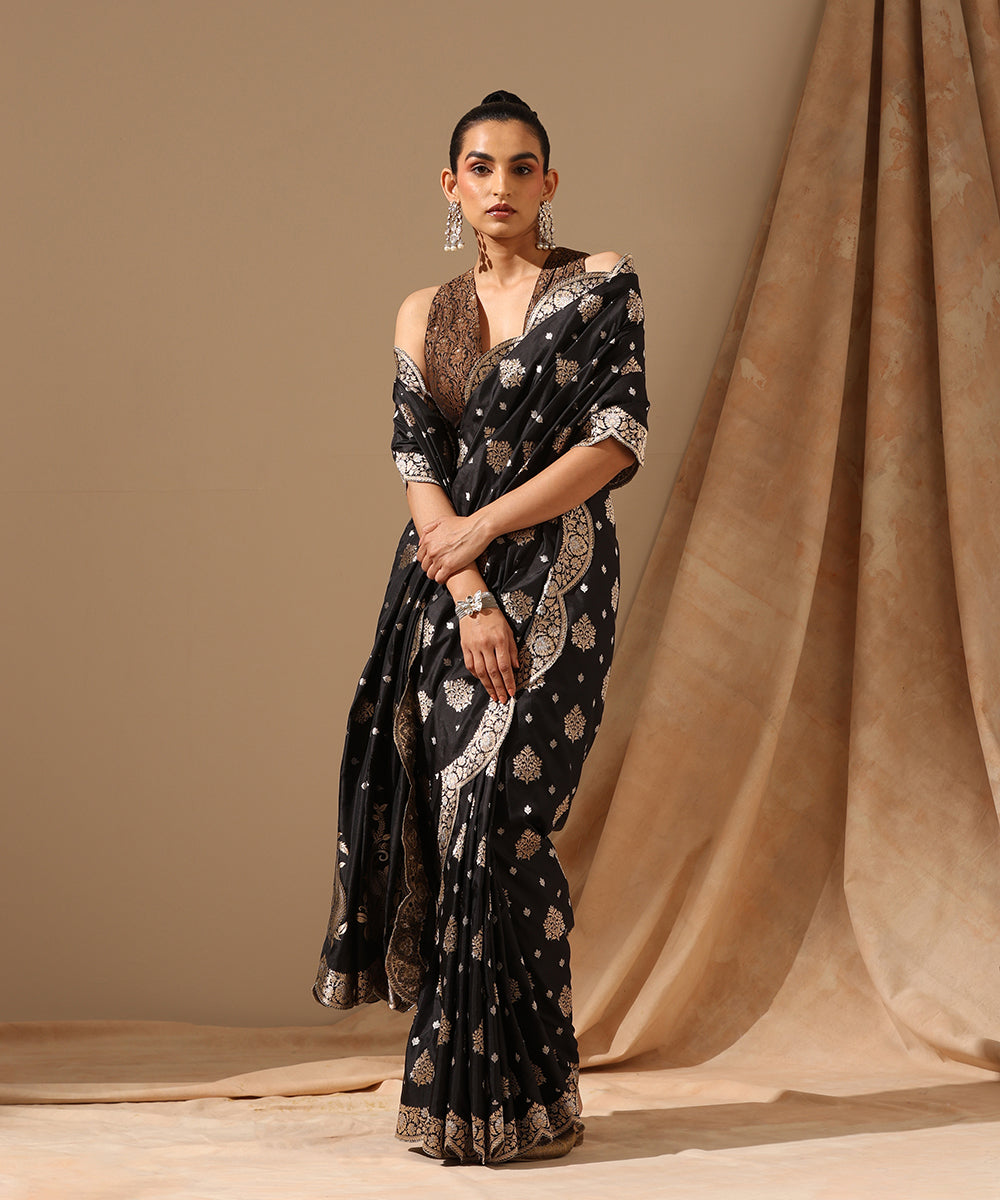 Handloom_Black_Pure_Katan_Silk_Banarasi_Saree_With_Mughal_Booti_And_Scalloped_Border_WeaverStory_02