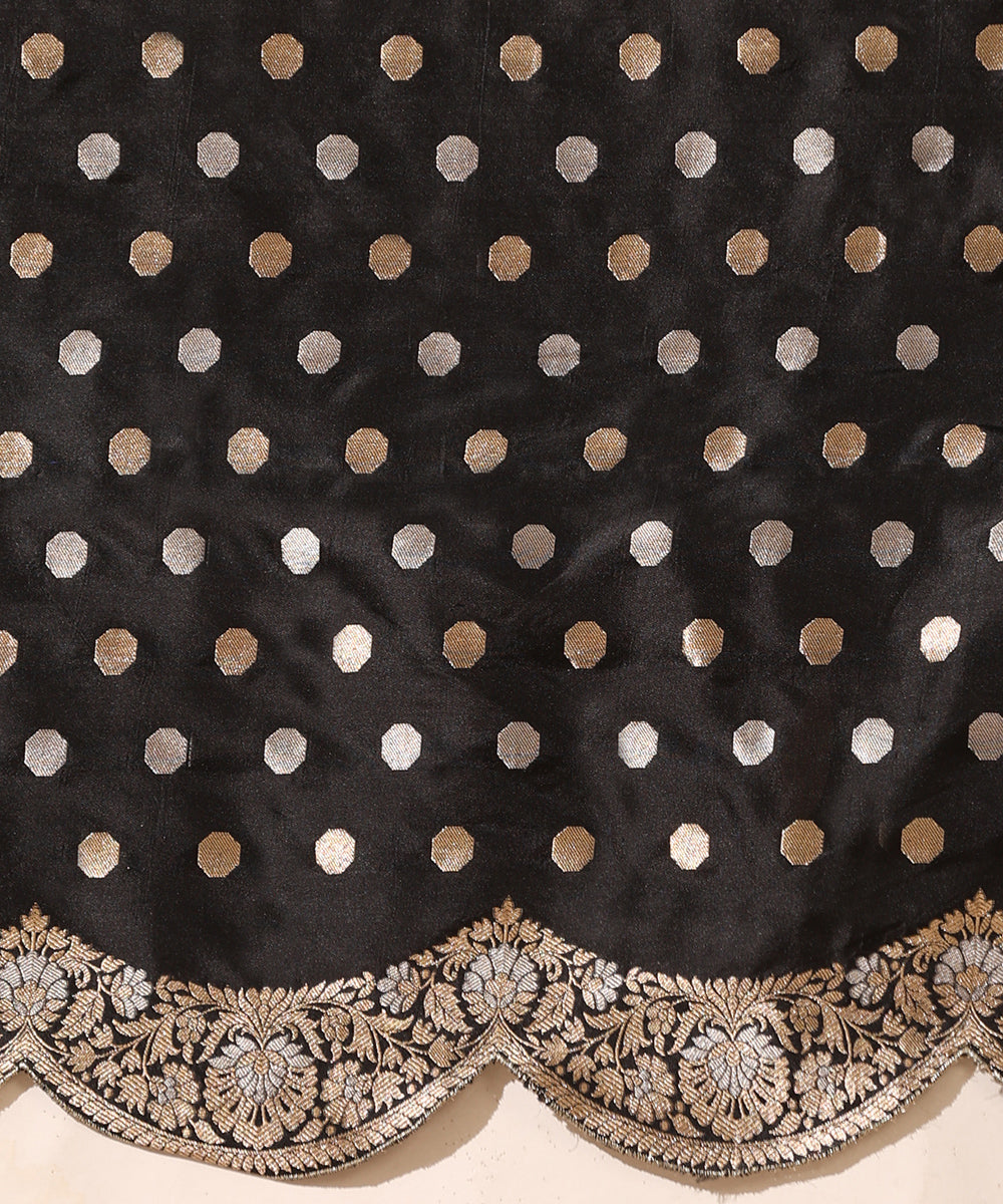 Handloom_Black_Pure_Katan_Silk_Banarasi_Saree_With_Mughal_Booti_And_Scalloped_Border_WeaverStory_04