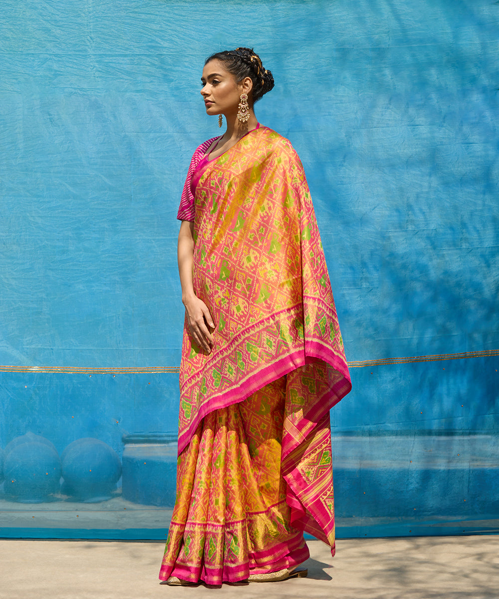 Peach_And_Pink_Handloom_Pure_Mulberry_Silk_Ikat_Patola_Saree_With_Pink_Border_And_Palla_WeaverStory_01