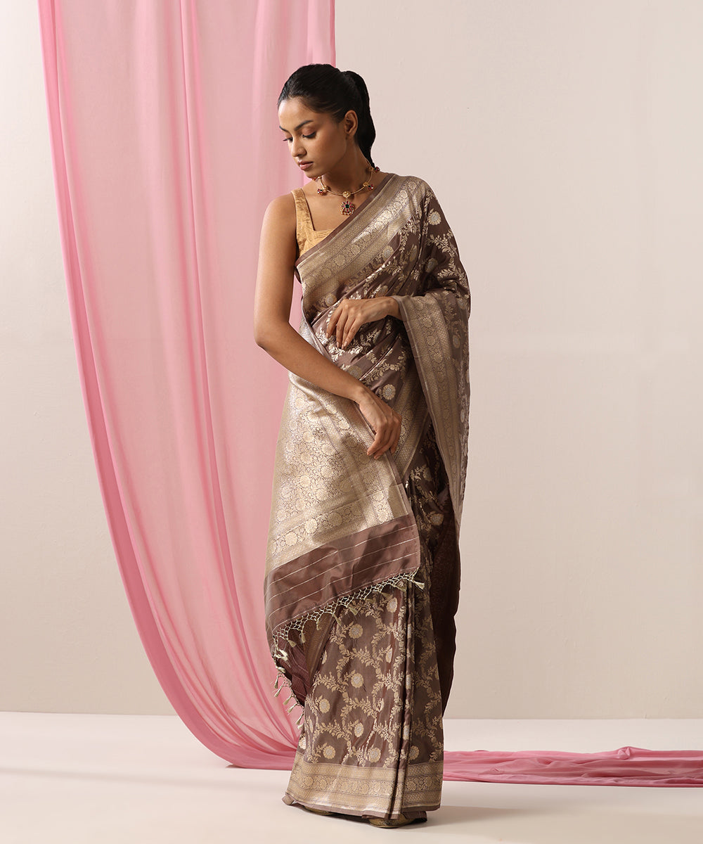 Grey_Dual_Tone_Handloom_Pure_Katan_Silk_Banarasi_Saree_With_Gold_And_Silver_Zari_Jaal_WeaverStory_02