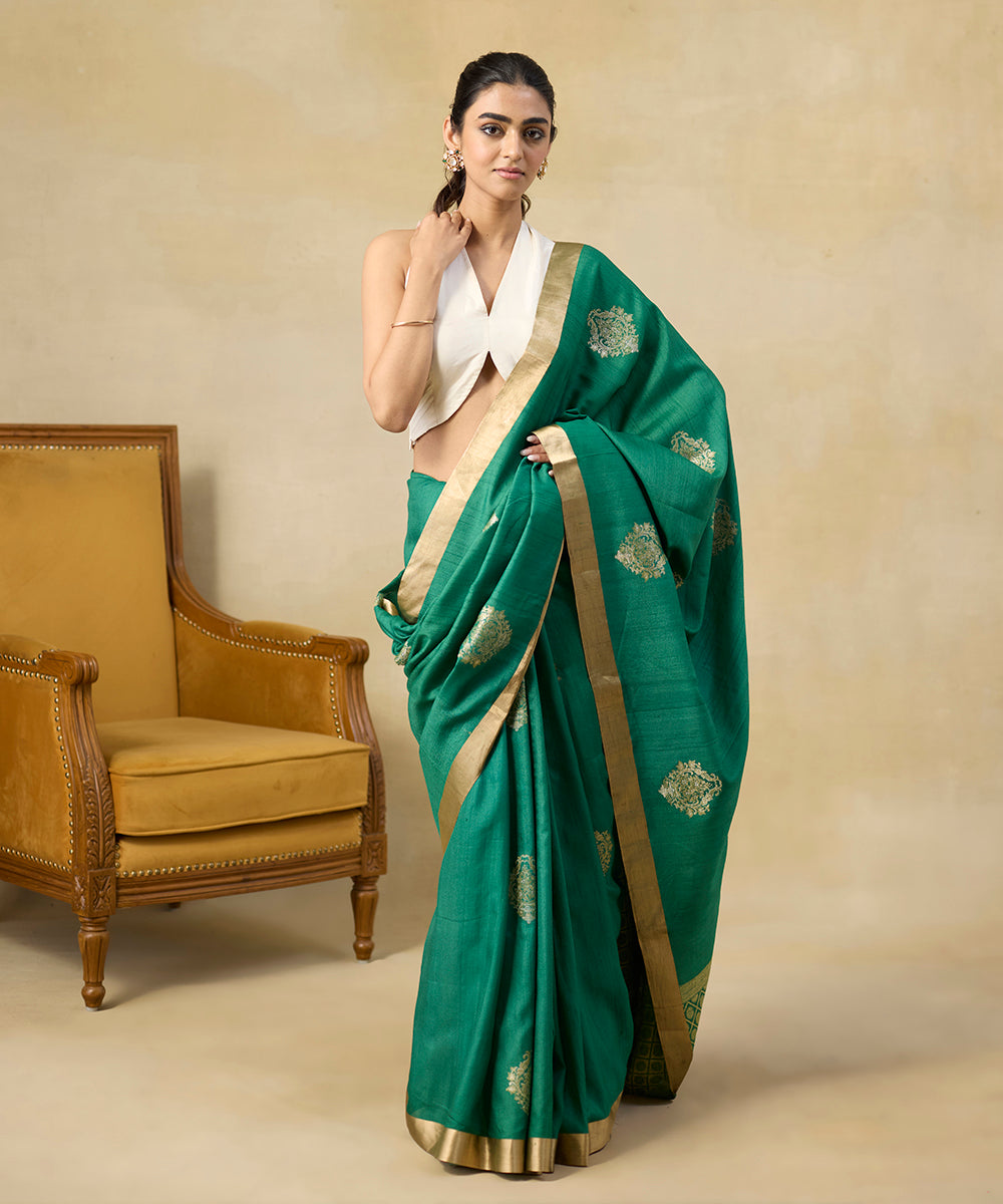 Emerald_Green_Handloom_Pure_Tussar_Georgette_Banarasi_Saree_With_Sona_Rupa_Zari_Kadhwa_Boota_WeaverStory_01