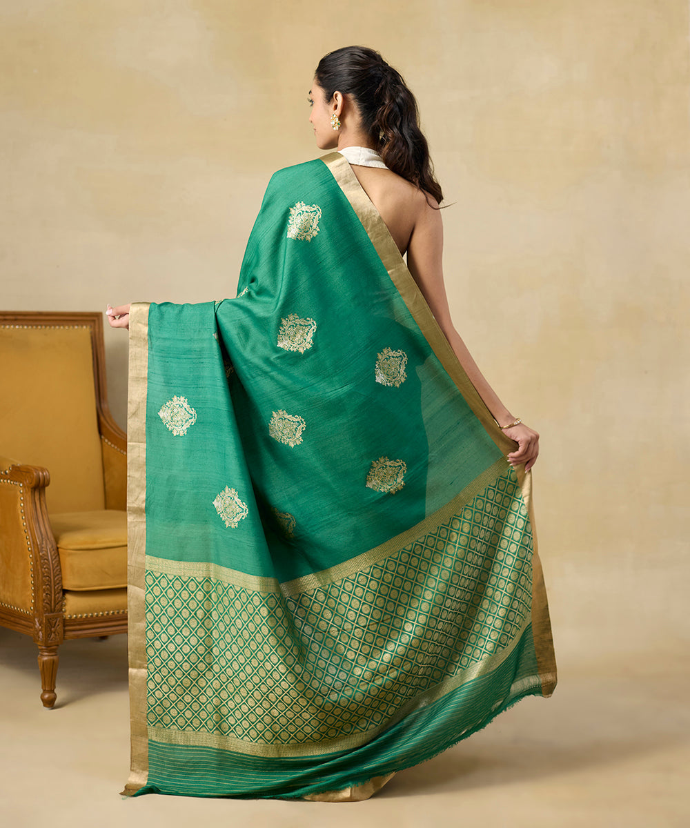 Emerald_Green_Handloom_Pure_Tussar_Georgette_Banarasi_Saree_With_Sona_Rupa_Zari_Kadhwa_Boota_WeaverStory_03