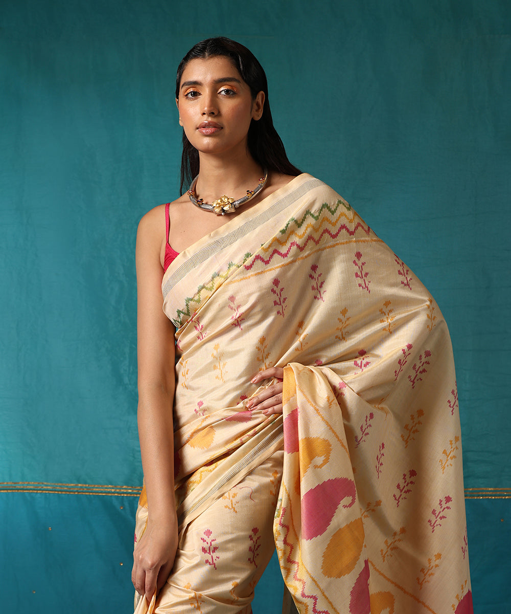 Cream_Handloom_Pure_Mulberry_Silk_Ikat_Patola_Saree_With_Paisley_Motifs_WeaverStory01