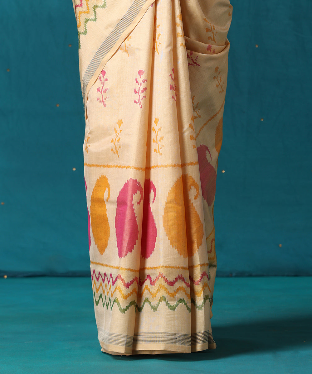 Cream_Handloom_Pure_Mulberry_Silk_Ikat_Patola_Saree_With_Paisley_Motifs_WeaverStory04