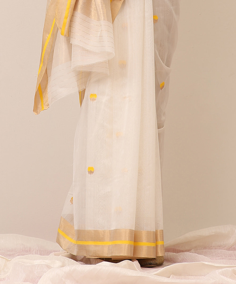 White_Handloom_Pure_Cotton_Chanderi_Saree_With_Yellow_Gainda_Boota_And_Golden_Border_WeaverStory_04