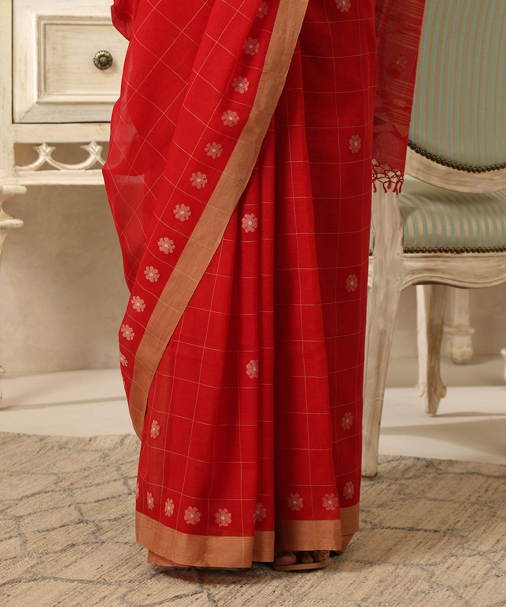 Red_Handloom_Mulmul_Dhakai_Jamdani_Saree_With_Checks_WeaverStory_03