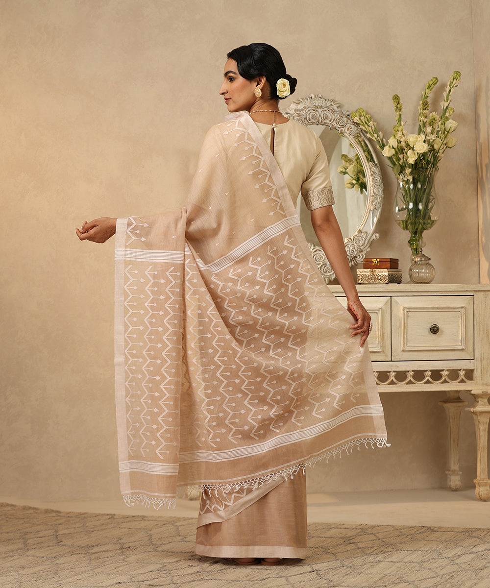 Beige_Handloom_Mulmul_Dhakai_Jamdani_Saree_With_Cheveron_Border_WeaverStory_03