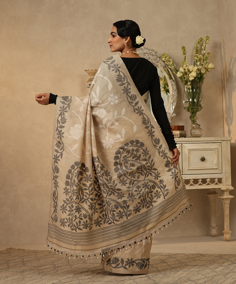 Handloom_Beige_Pure_Tussar_Silk_Dhakai_Jamdani_Saree_With_All_Over_White_Floral_Jaal_WeaverStory_03