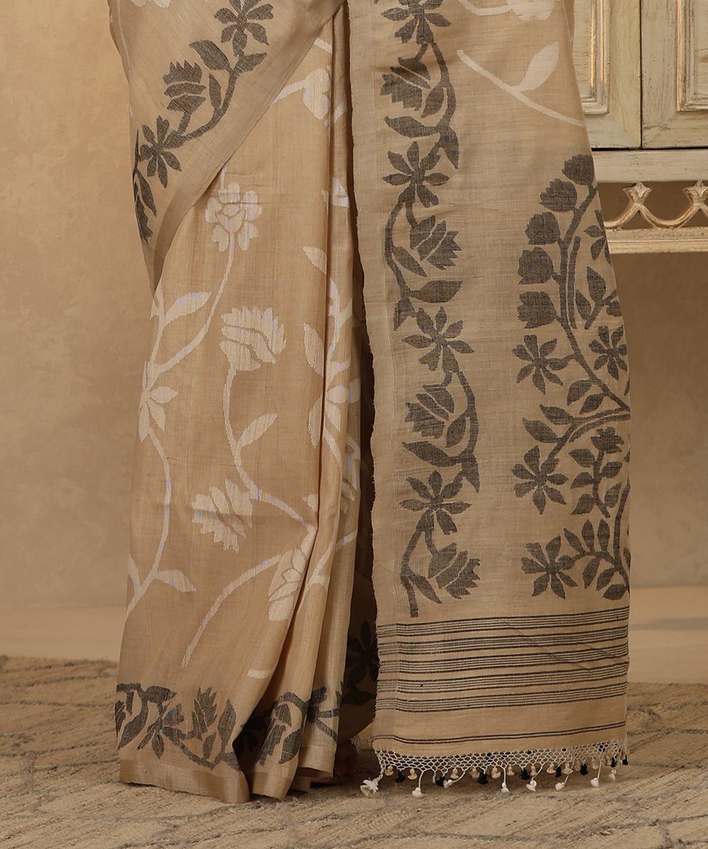Handloom_Beige_Pure_Tussar_Silk_Dhakai_Jamdani_Saree_With_All_Over_White_Floral_Jaal_WeaverStory_04