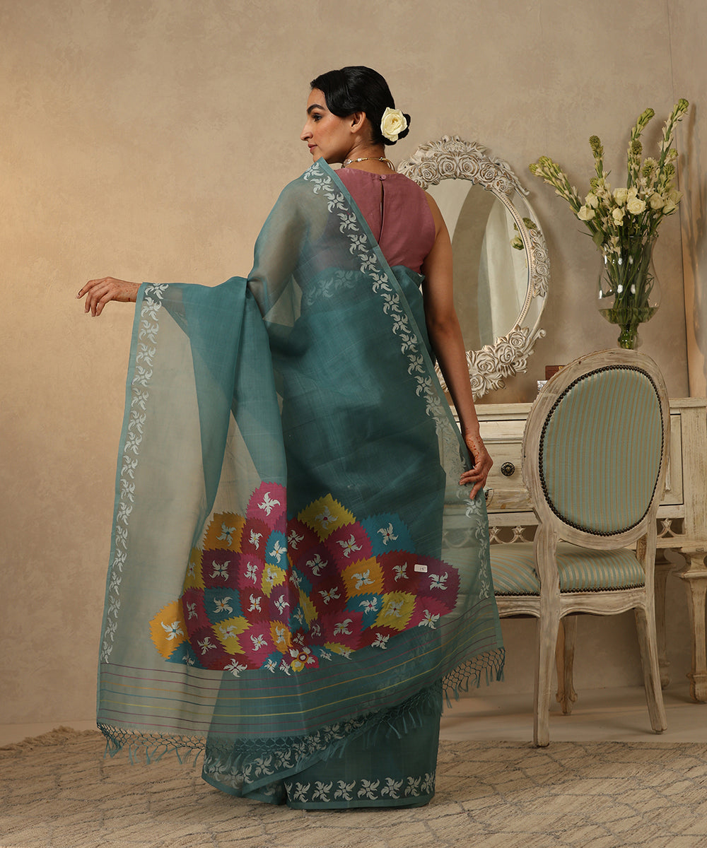Handloom_Teal_Muslin_Dhakai_Jamdani_Saree_With_White_Flower_Motifs_On_Pallu_WeaverStory_03