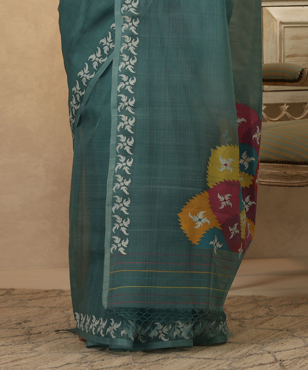 Handloom_Teal_Muslin_Dhakai_Jamdani_Saree_With_White_Flower_Motifs_On_Pallu_WeaverStory_04