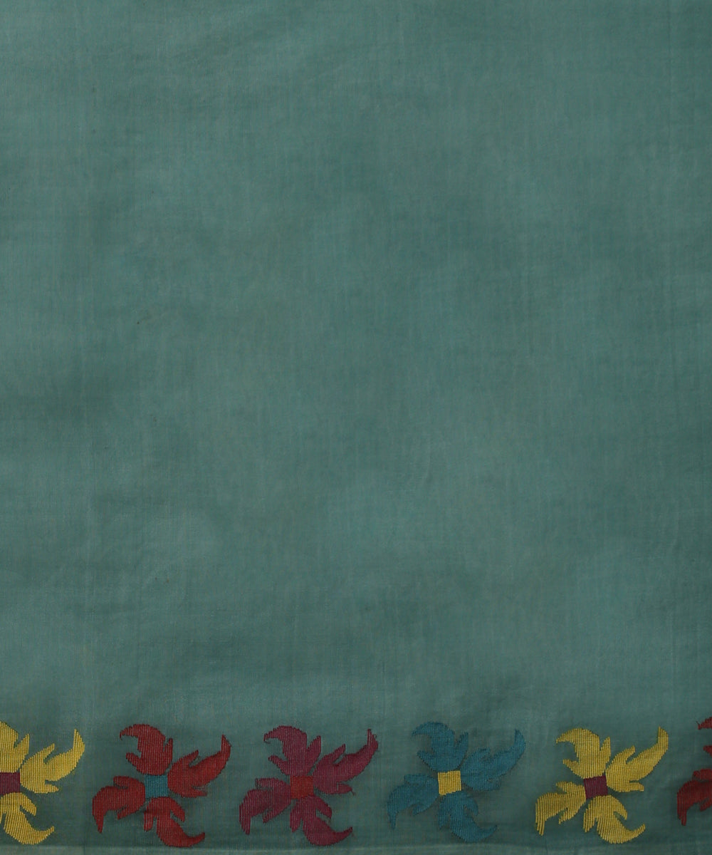 Handloom_Teal_Muslin_Dhakai_Jamdani_Saree_With_White_Flower_Motifs_On_Pallu_WeaverStory_05