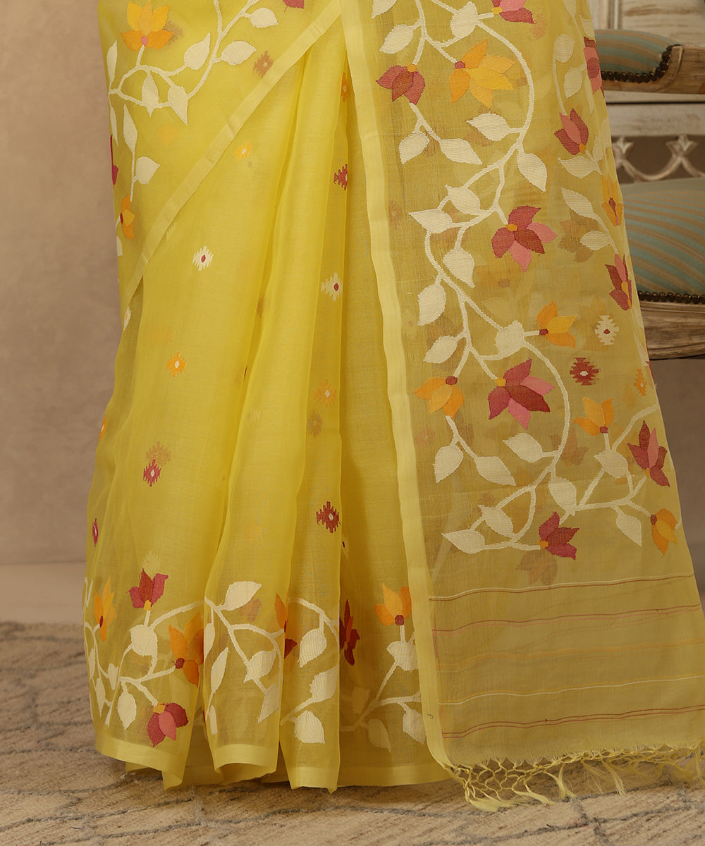 Yellow_Handloom_Muslin_Dhakai_Jamdani_Saree_With_Floral_Jaal_On_Pallu_WeaverStory_04