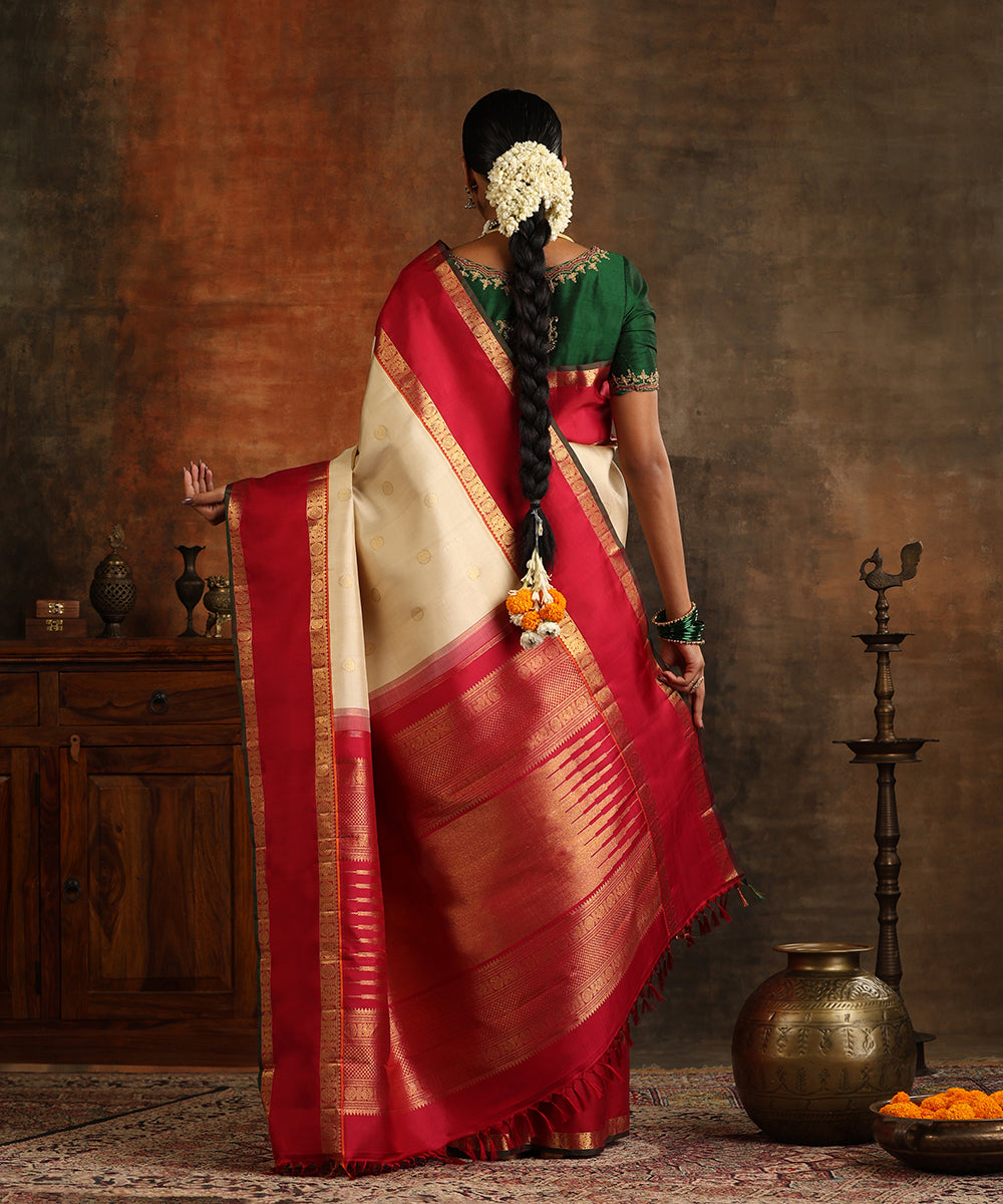 Handloom_Cream_Pure_Silk_Kanjivaram_Saree_With_Deep_Magenta_Border_And_Pure_Zari_WeaverStory_03