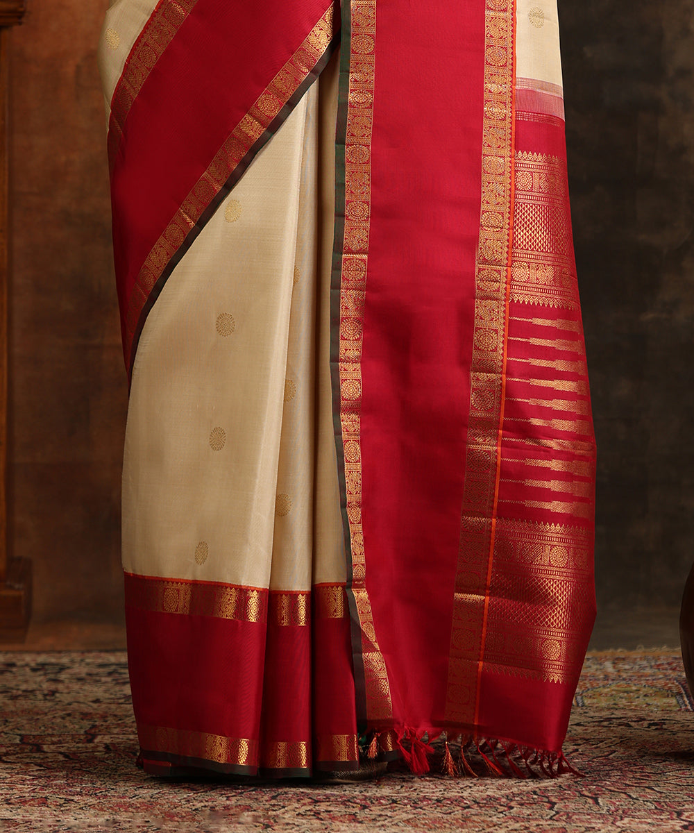 Handloom_Cream_Pure_Silk_Kanjivaram_Saree_With_Deep_Magenta_Border_And_Pure_Zari_WeaverStory_05