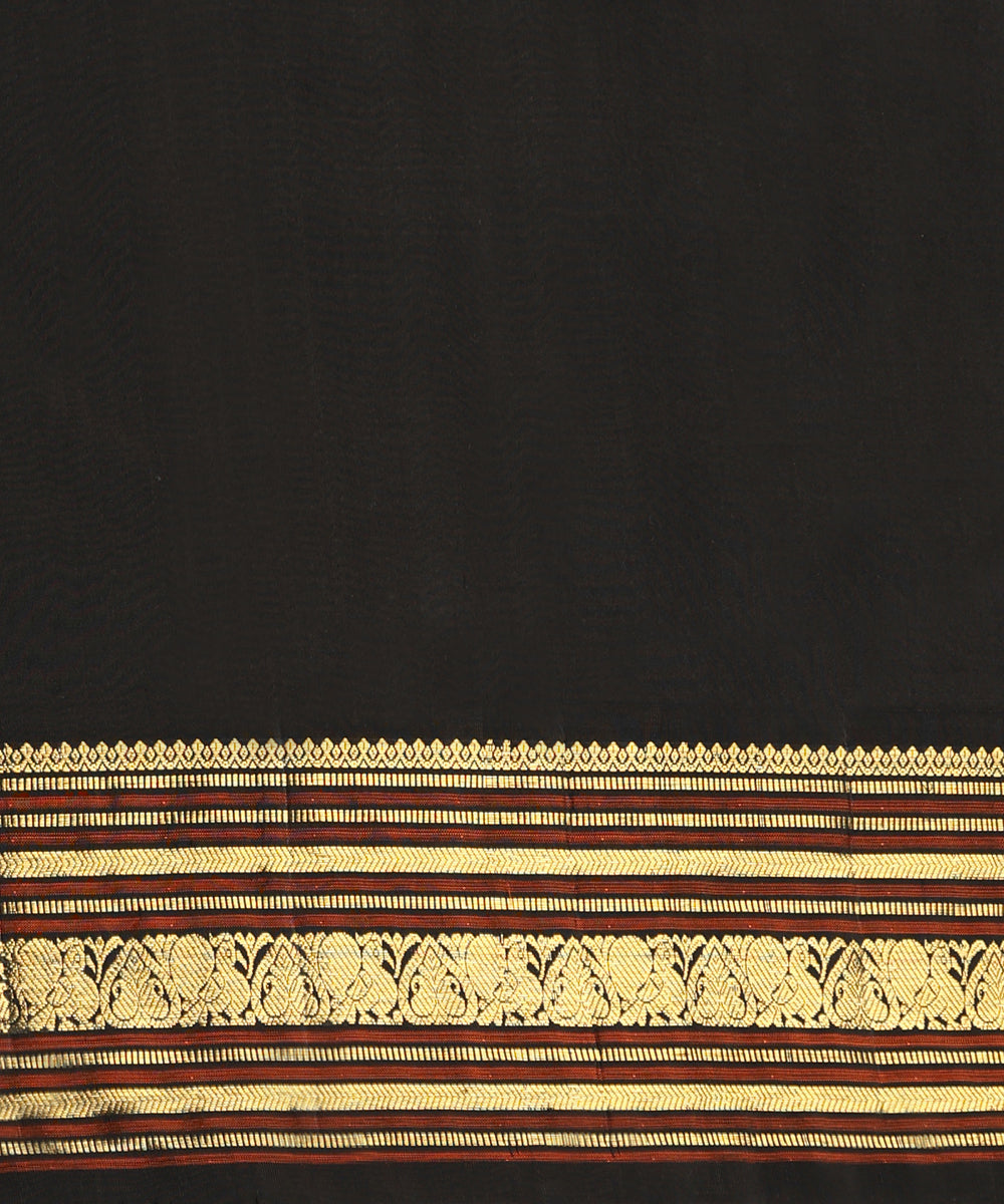 Cream_And_Black_Handloom_Pure_Silk_Kanjivaram_Saree_With_Pure_Zari_WeaverStory_06