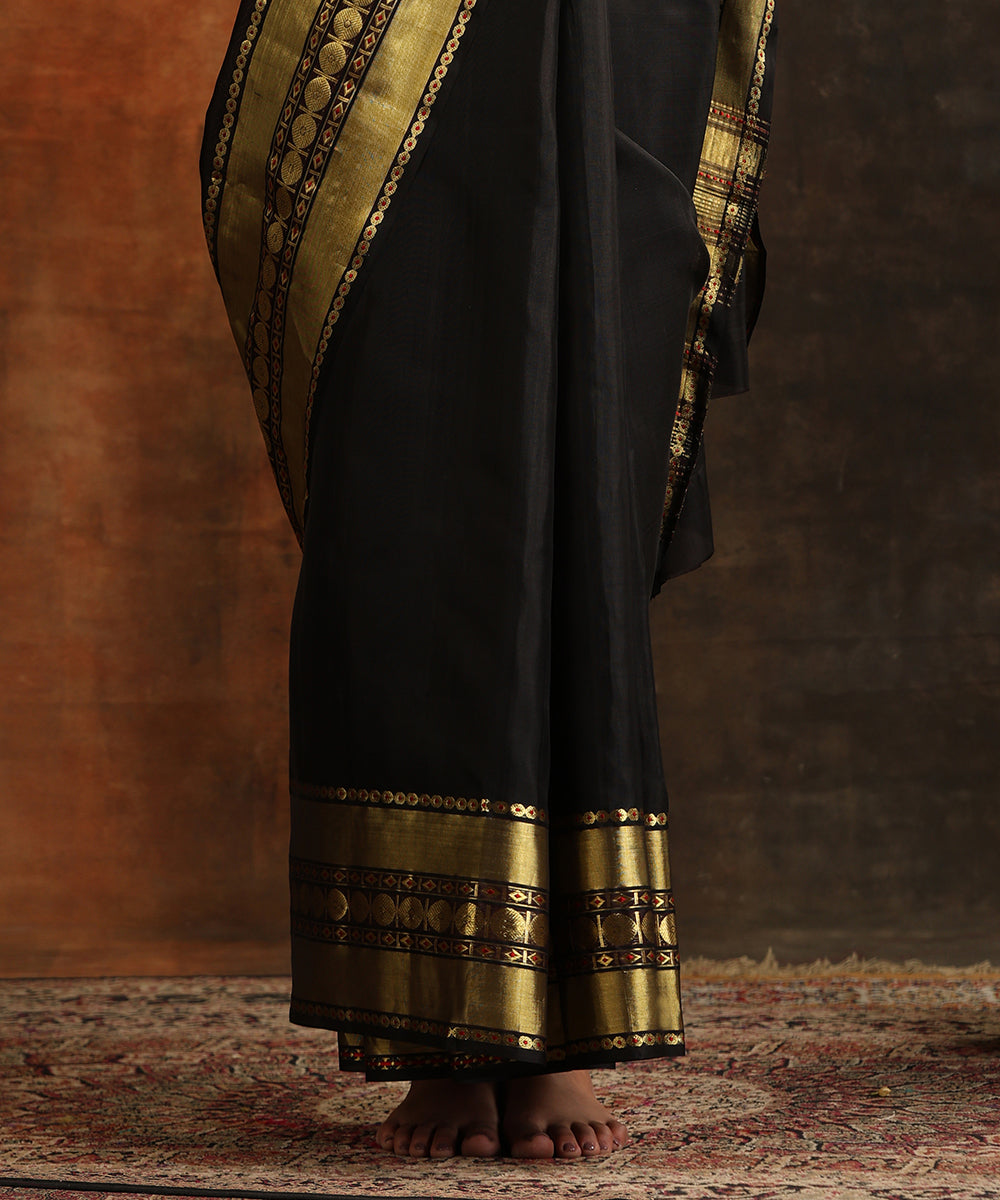 Handlooam_Black_Pure_Silk_Venkatagiri_Revival_Saree_With_Rudraksh_Petu_Border_WeaverStory_04
