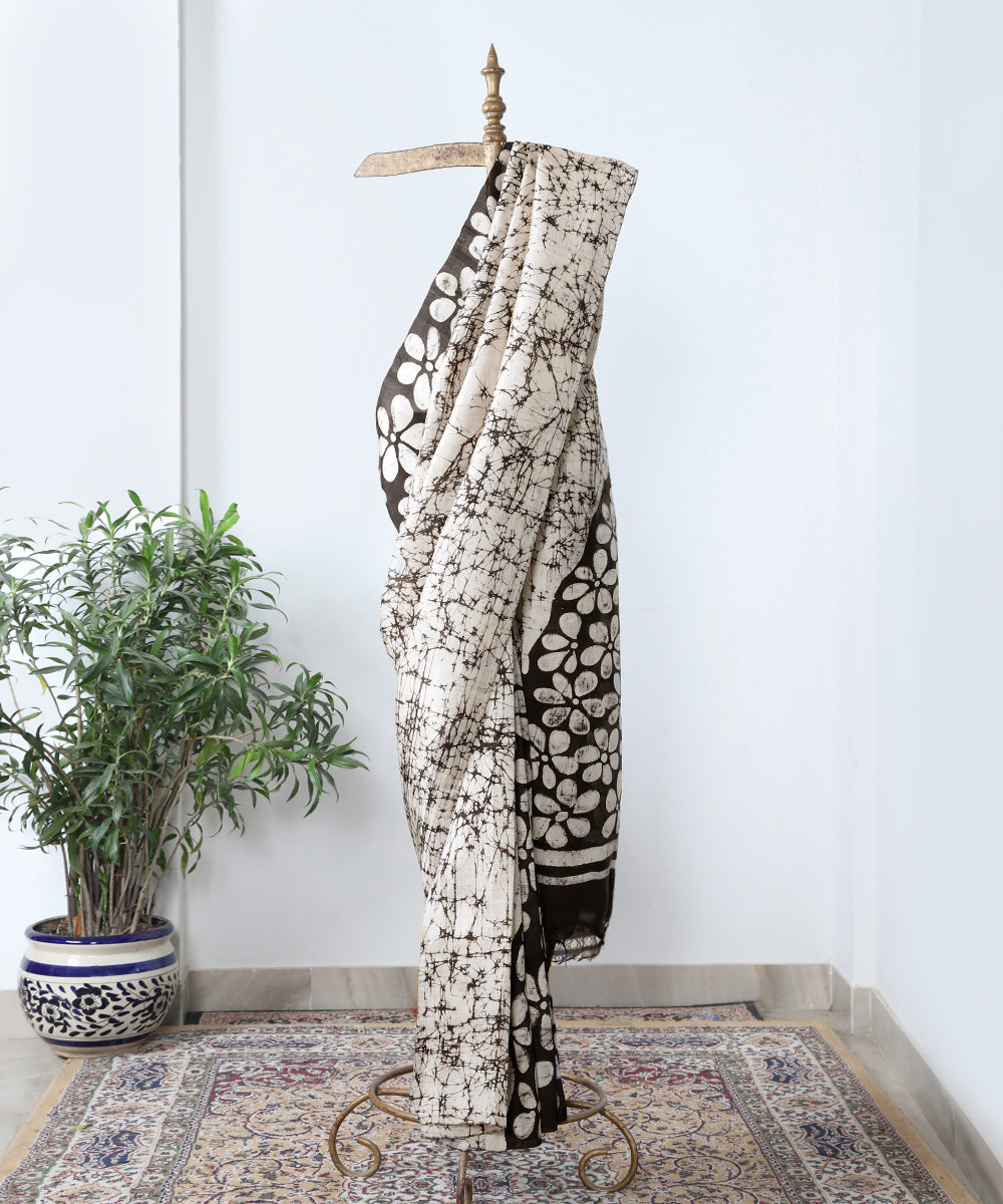 Black_And_White_Handloom_Pure_Mulberry_Silk_Batik_Saree_WeaverStory_01