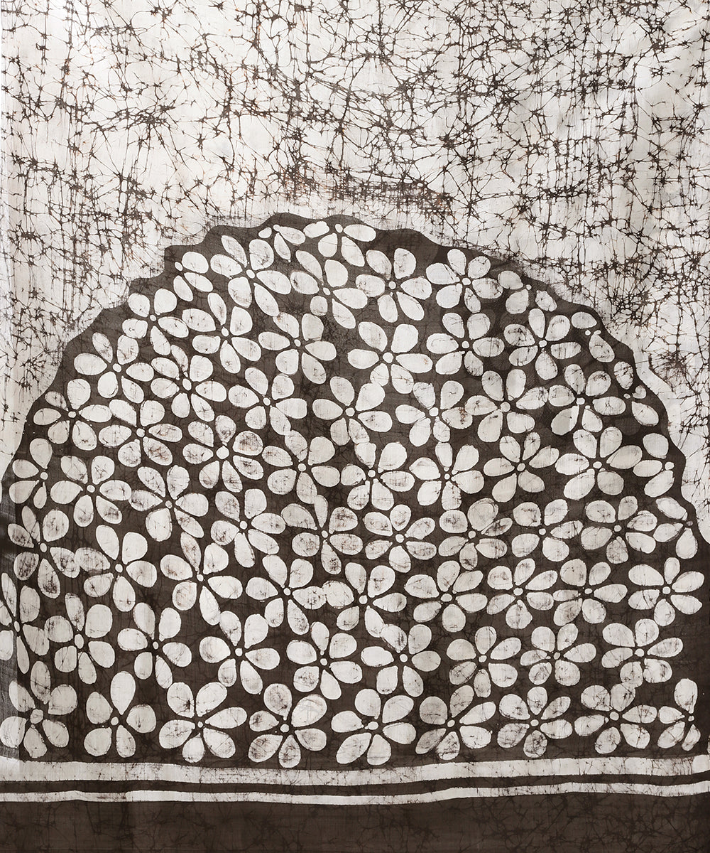 Black_And_White_Handloom_Pure_Mulberry_Silk_Batik_Saree_WeaverStory_04