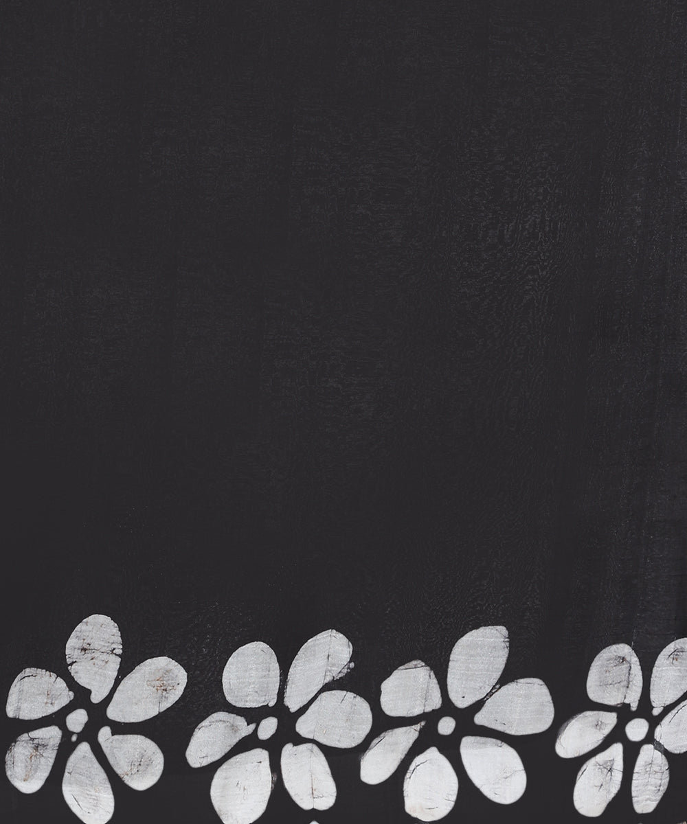 Black_And_White_Handloom_Pure_Mulberry_Silk_Batik_Saree_WeaverStory_05