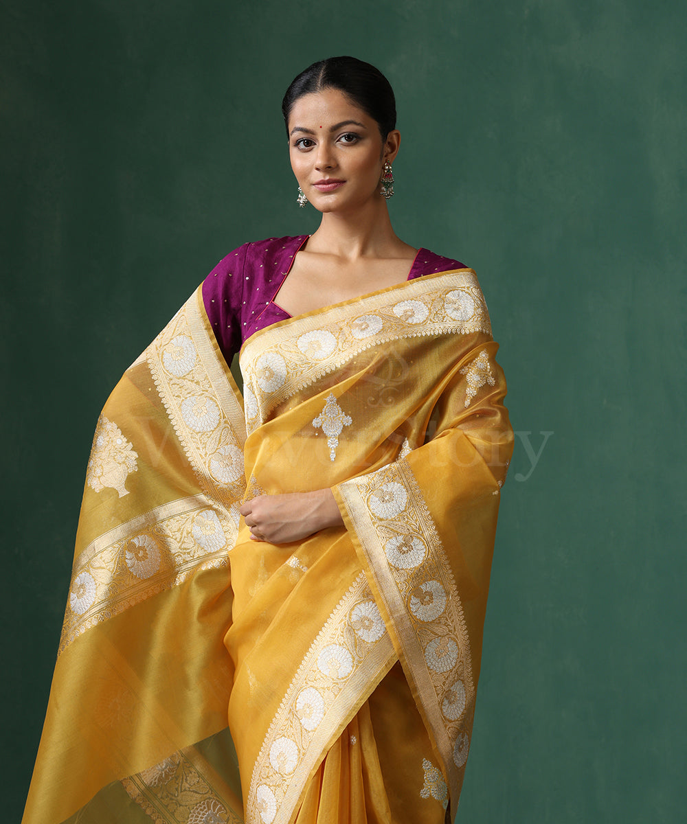 Handloom_Mustard_Pure_Kora_Silk_Banarasi_Saree_With_Sona_Rupa_Kadhwa_Zari_Booti_WeaverStory_02