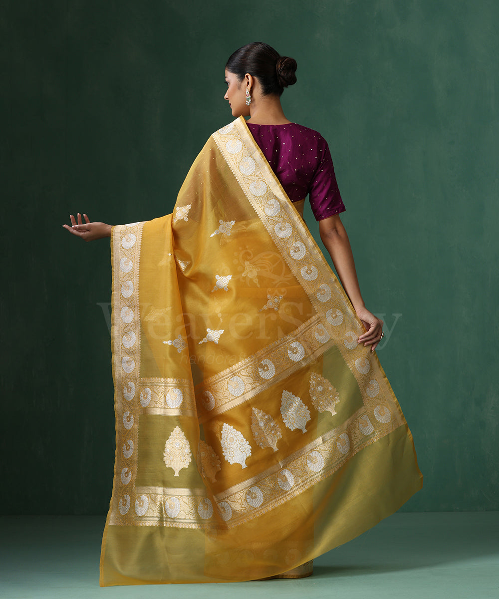 Handloom_Mustard_Pure_Kora_Silk_Banarasi_Saree_With_Sona_Rupa_Kadhwa_Zari_Booti_WeaverStory_03