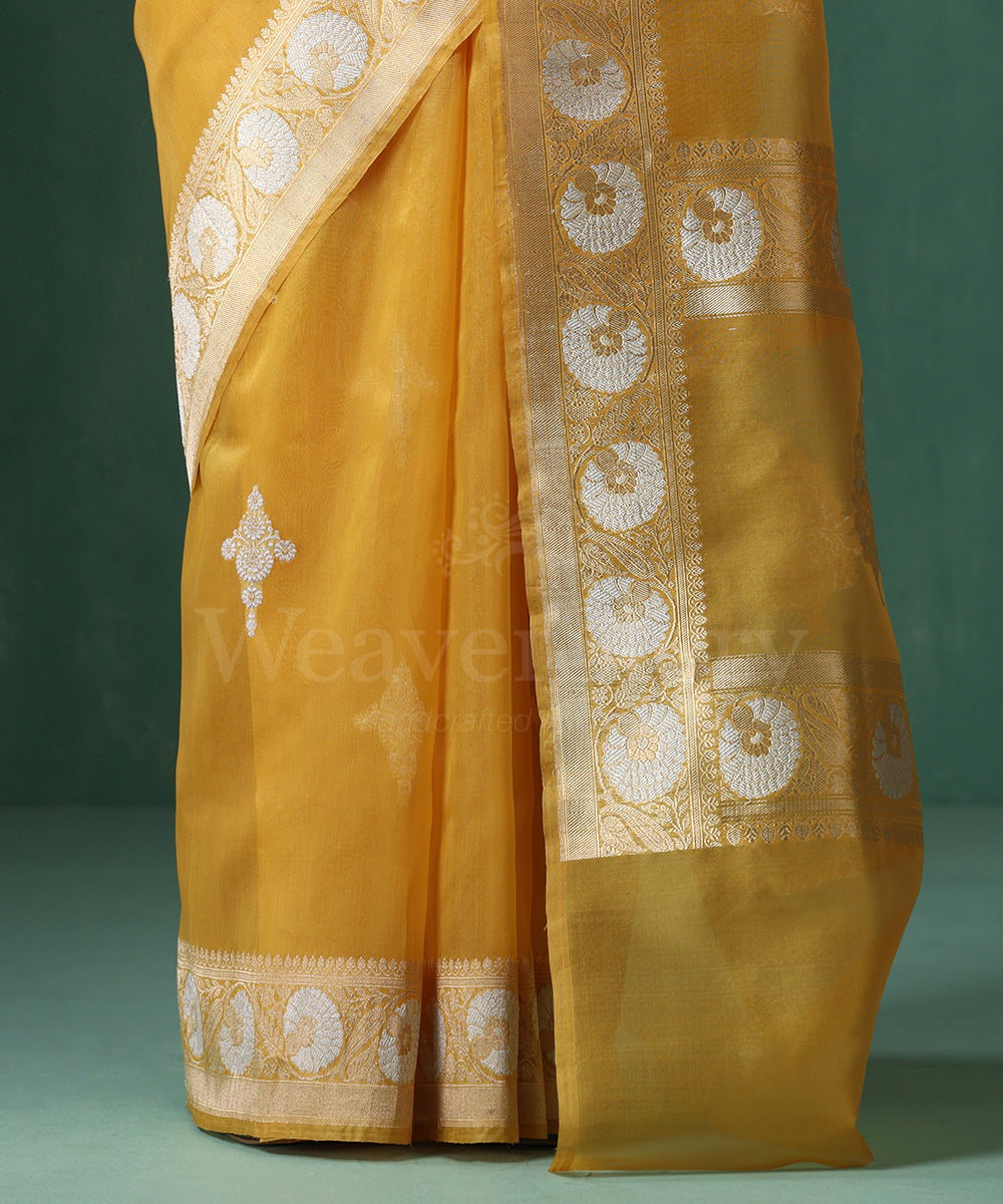 Handloom_Mustard_Pure_Kora_Silk_Banarasi_Saree_With_Sona_Rupa_Kadhwa_Zari_Booti_WeaverStory_04