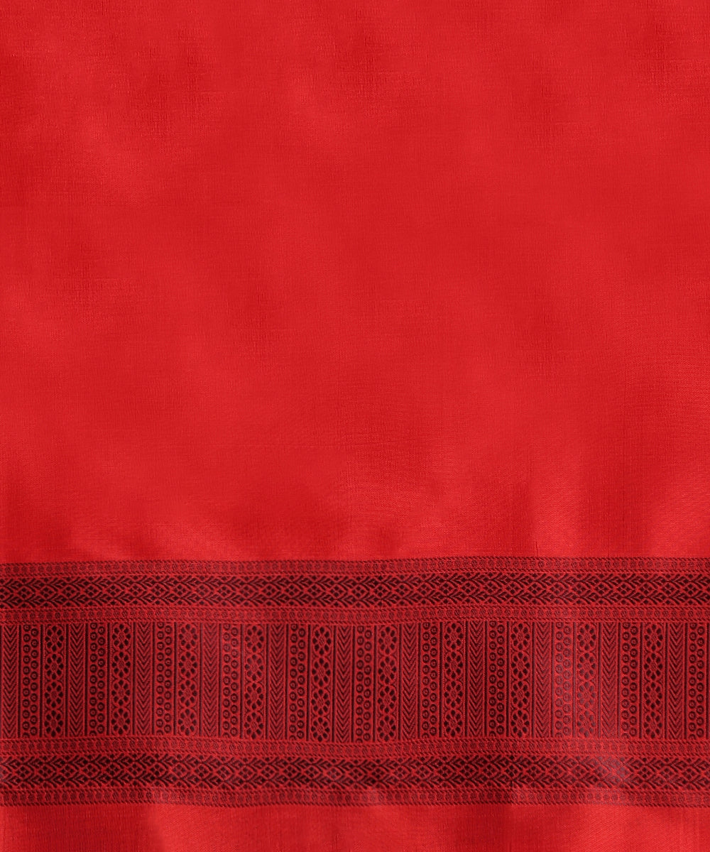 Handloom_Red_Pure_Katan_Silk_Tanchoi_Banarasi_Saree_With_Black_Jaal_And_Orange_Selvedge_WeaverStory_05