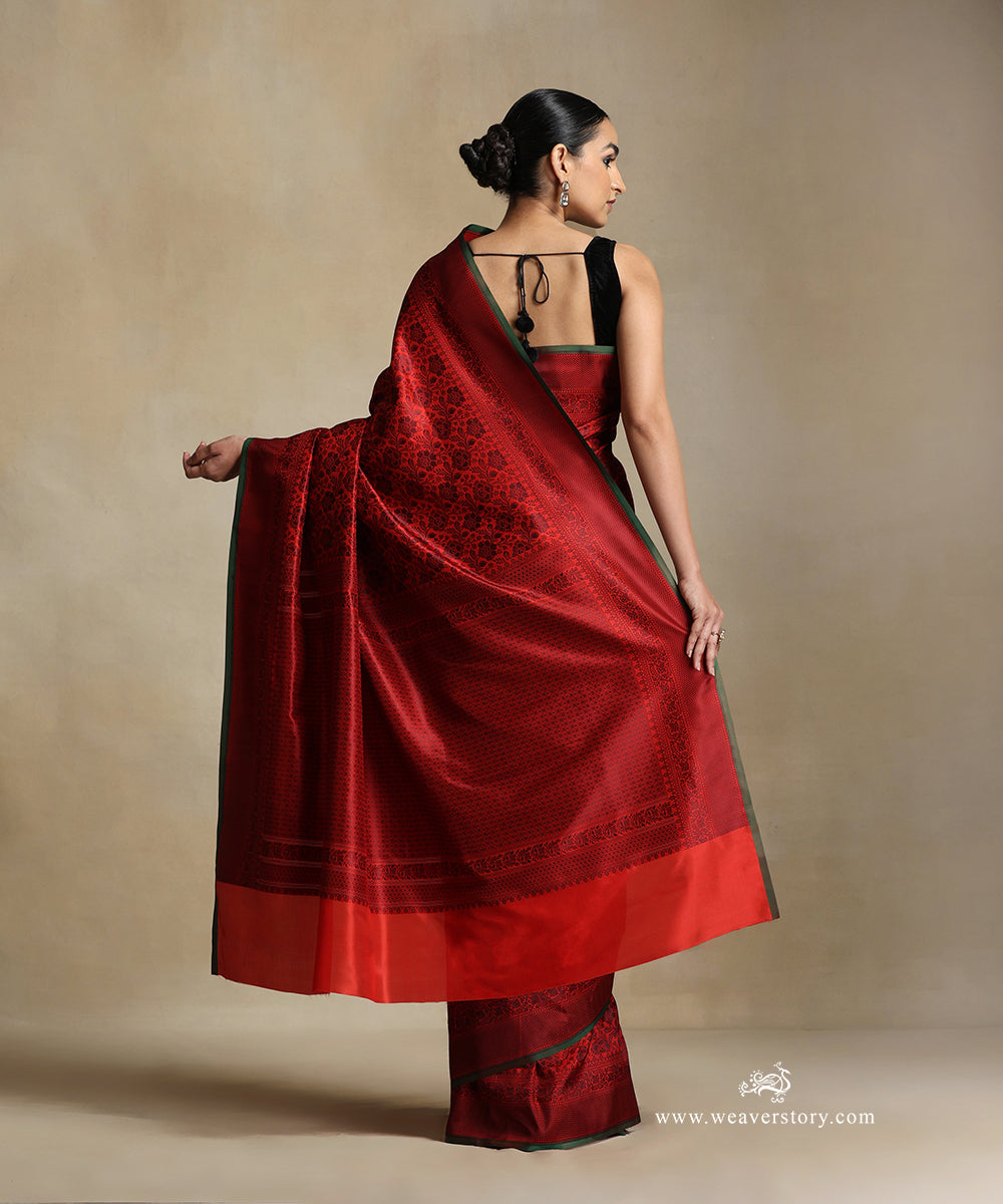 Handloom_Red_Pure_Katan_Silk_Tanchoi_Banarasi_Saree_With_Black_Jaal_And_Zigzag_Border_WeaverStory_03