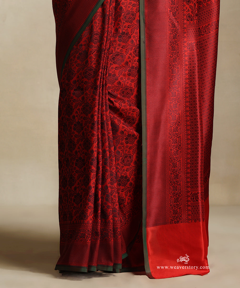 Handloom_Red_Pure_Katan_Silk_Tanchoi_Banarasi_Saree_With_Black_Jaal_And_Zigzag_Border_WeaverStory_04