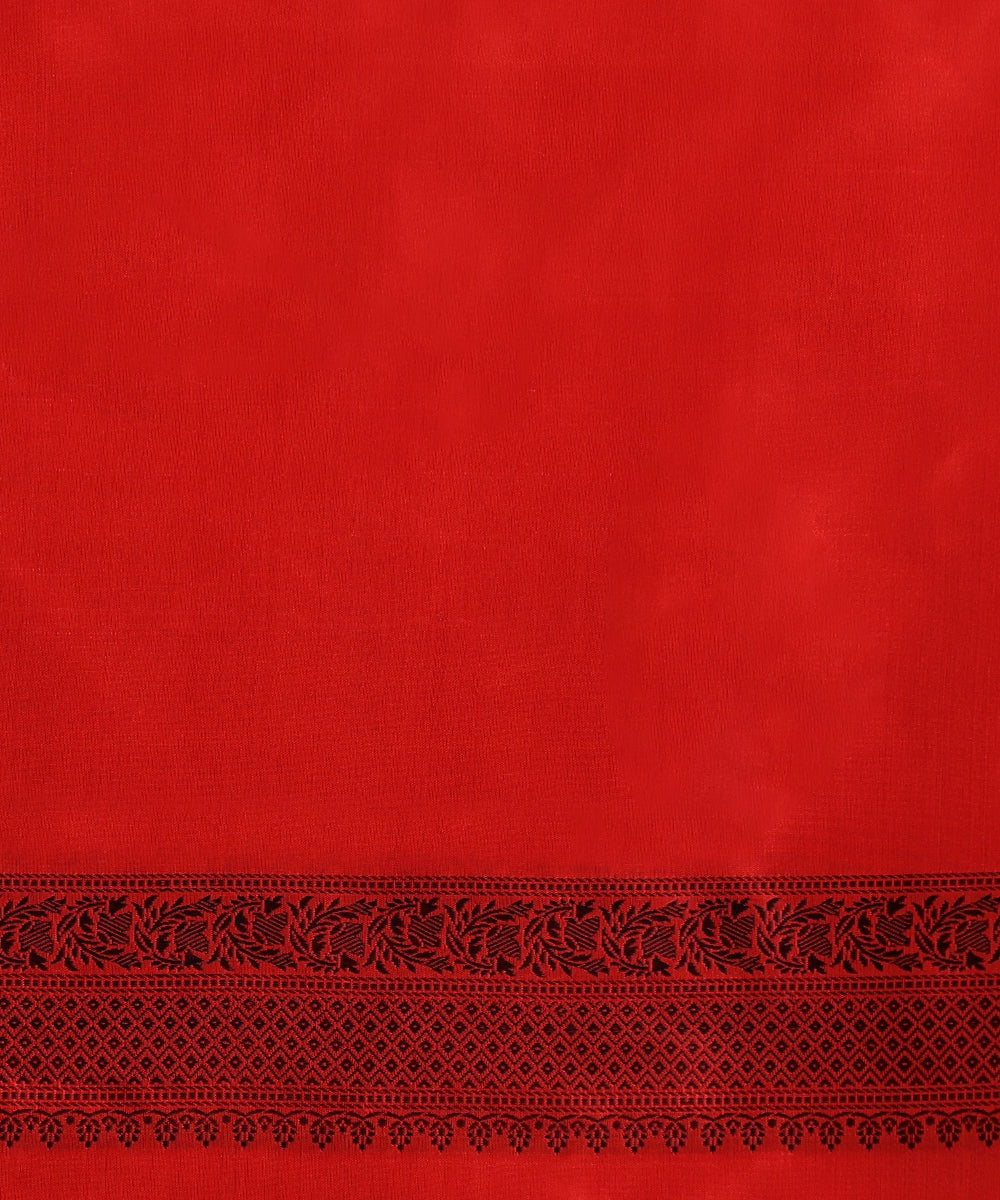 Handloom_Red_Pure_Katan_Silk_Tanchoi_Banarasi_Saree_With_Black_Jaal_And_Zigzag_Border_WeaverStory_05