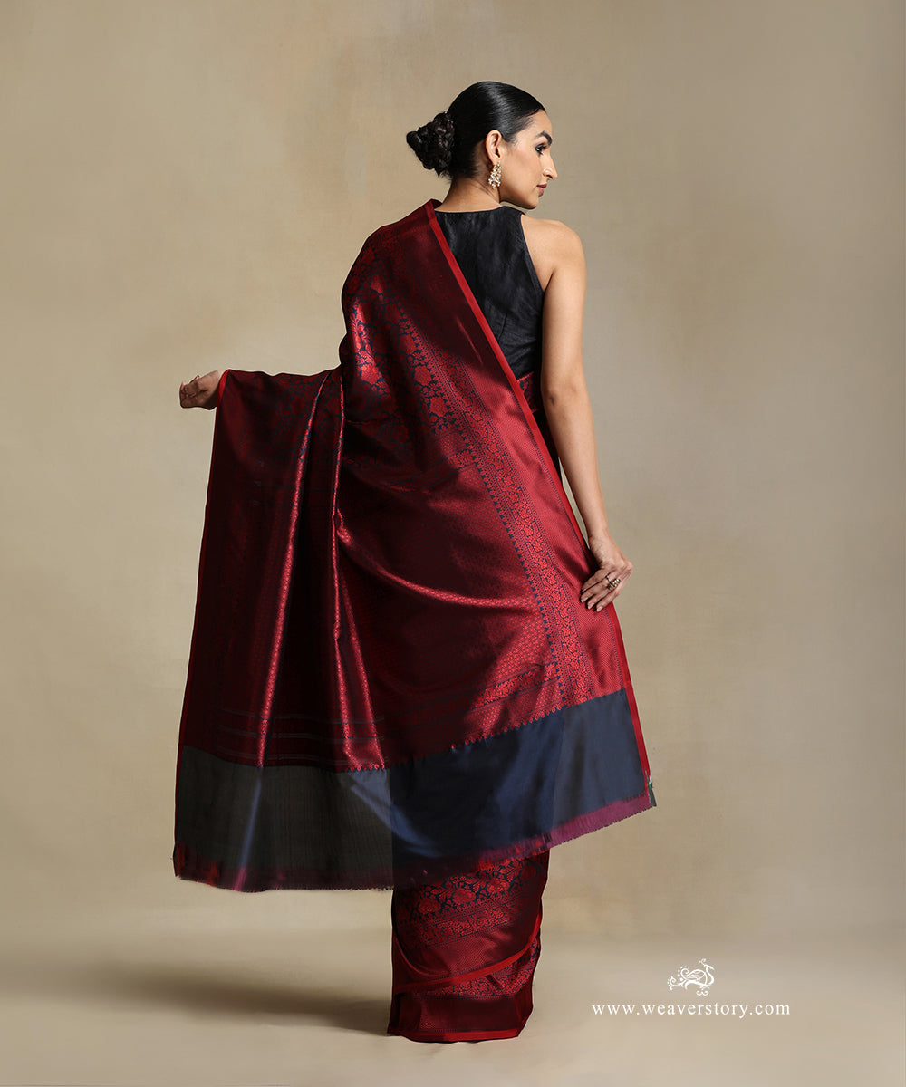 Handloom_Navy_Blue_Pure_Katan_Silk_Tanchoi_Banarasi_Saree_With_Red_Flower_Jaal_And_Zigzag_Border_WeaverStory_03